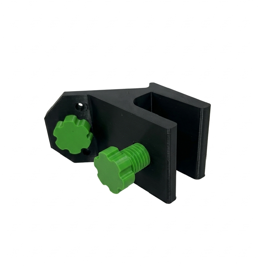 Morsetto a vite da banco per taglio 45° in plastica stampata 3D, accessorio per utensili Kreo3D, mostrato in uso.