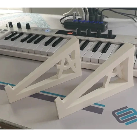 Stand Inclinato per Arturia MiniFreak, KeyStep Pro, BeatStep Pro, KeyStep 37 – Stampato in 3D