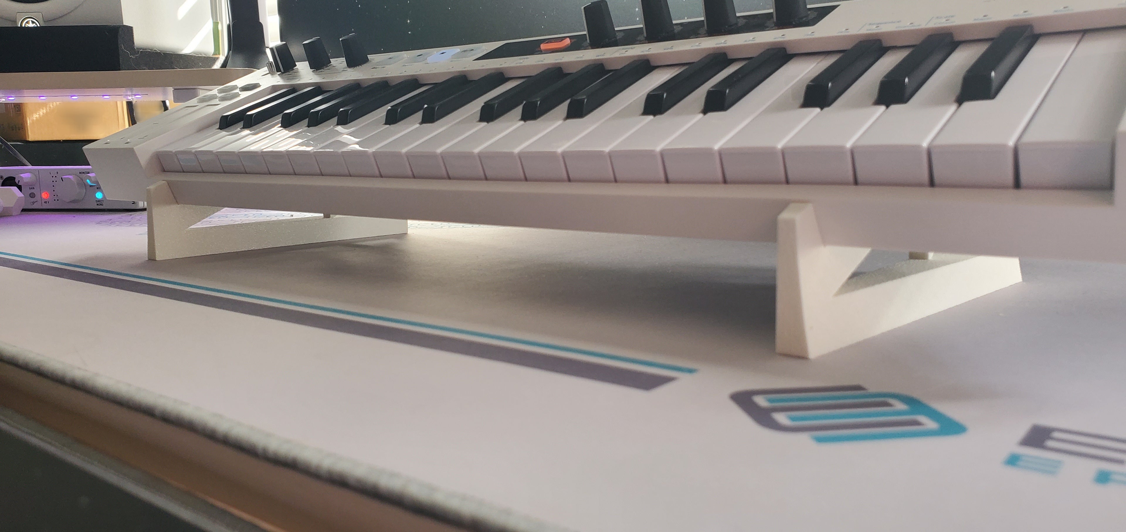 Stand Inclinato per Arturia MiniFreak, KeyStep Pro, BeatStep Pro, KeyStep 37 – Stampato in 3D