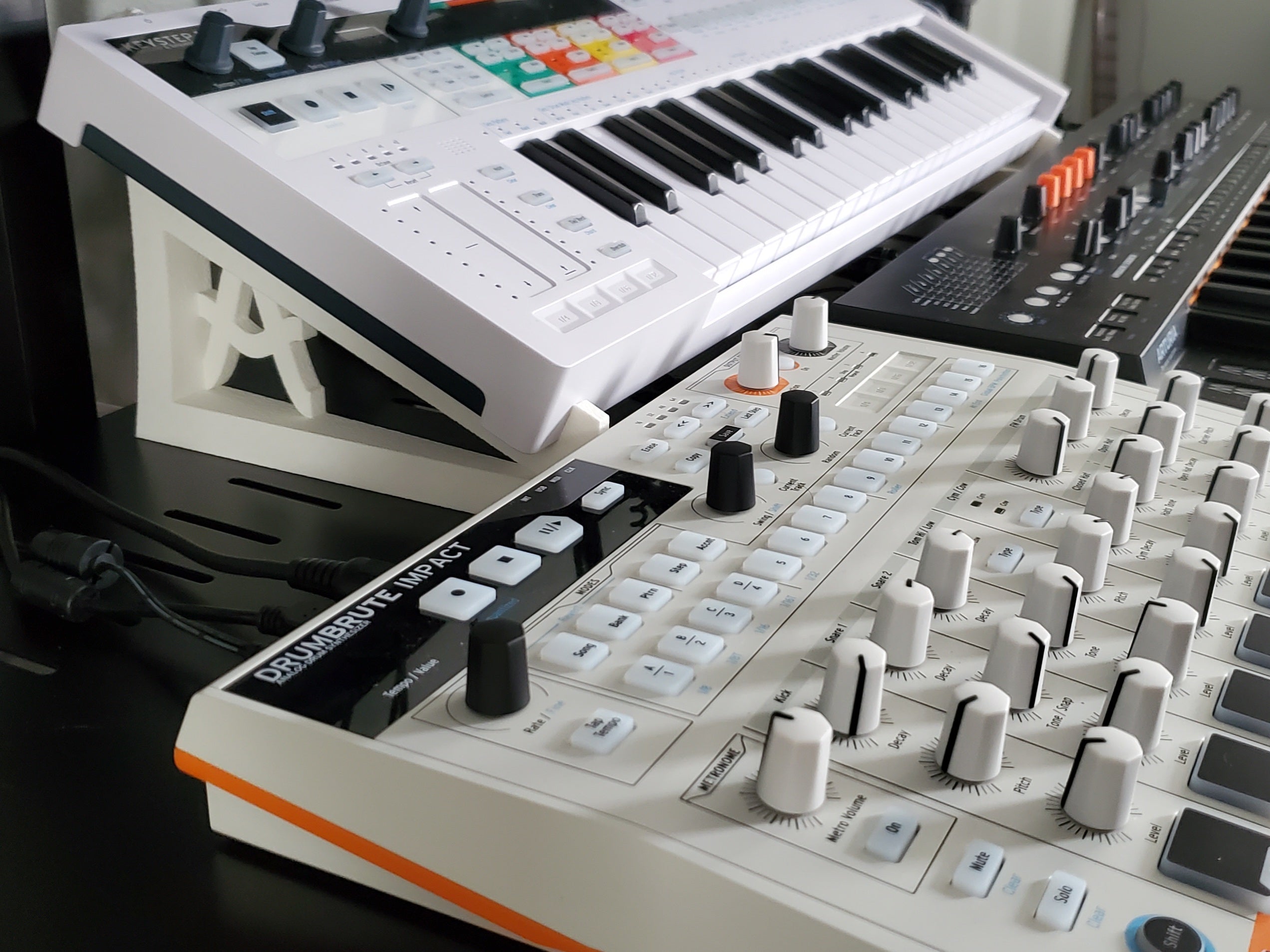 Stand Inclinato per Arturia MiniFreak, KeyStep Pro, BeatStep Pro, KeyStep 37 – Stampato in 3D
