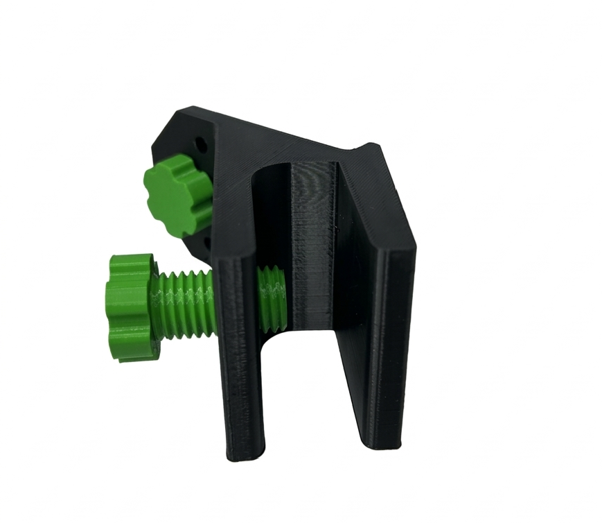 Morsetto a vite da banco per taglio a 45°, accessorio per utensili stampato in 3D, marca Kreo3D, mostra dettagli e struttura.
