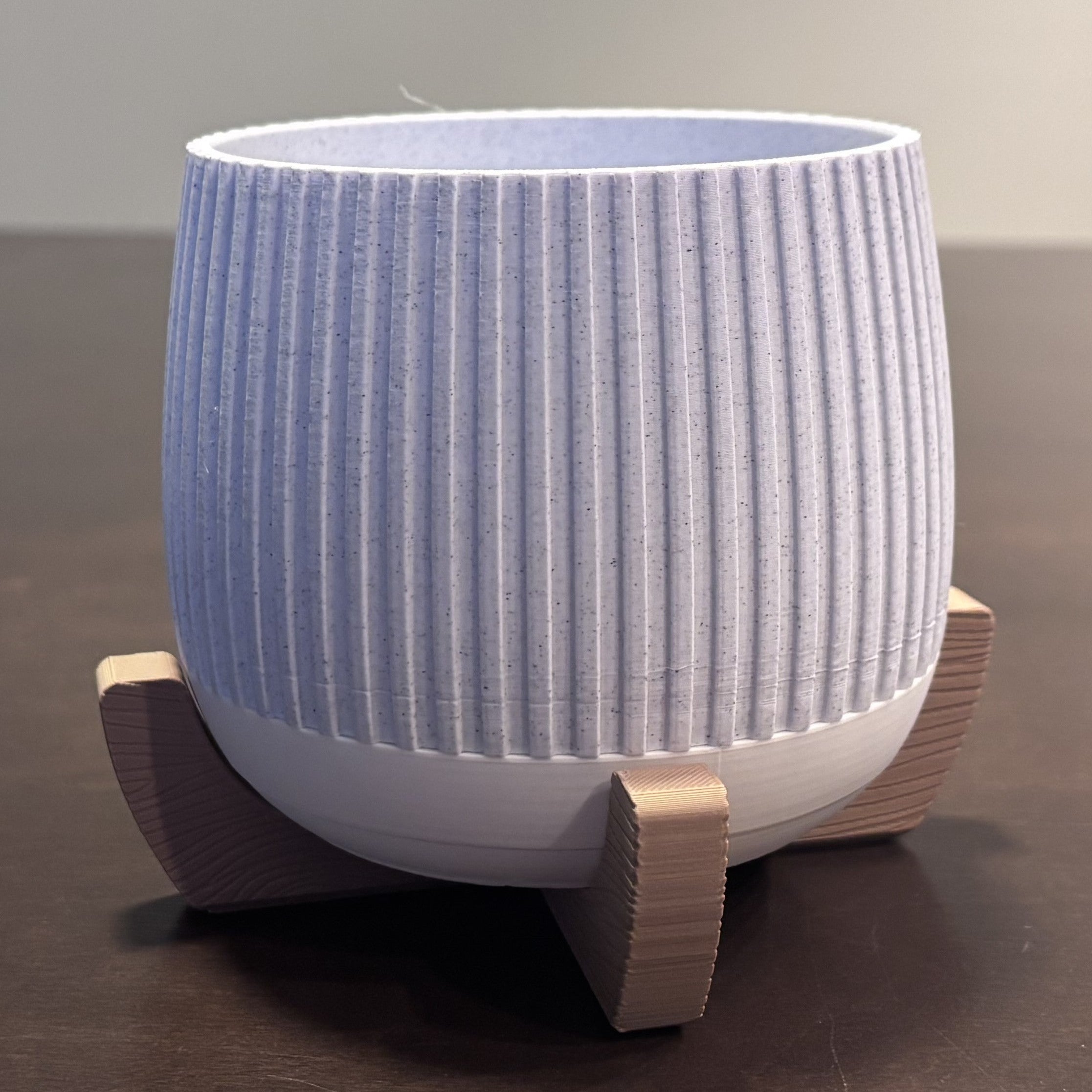 Vaso Japandi a Coste con Supporto Effetto Legno – Stampa 3D