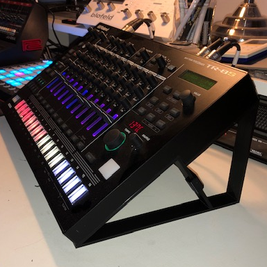 Supporto inclinato Kreo3D per Roland TR-8S, stand stampato in 3D, ideale per musicisti e setup ottimizzati.