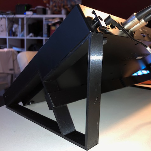 Supporto inclinato Kreo3D per Roland TR-8S, stand in 3D stampato, ideale per musicisti e DJ, robusto e facile da usare